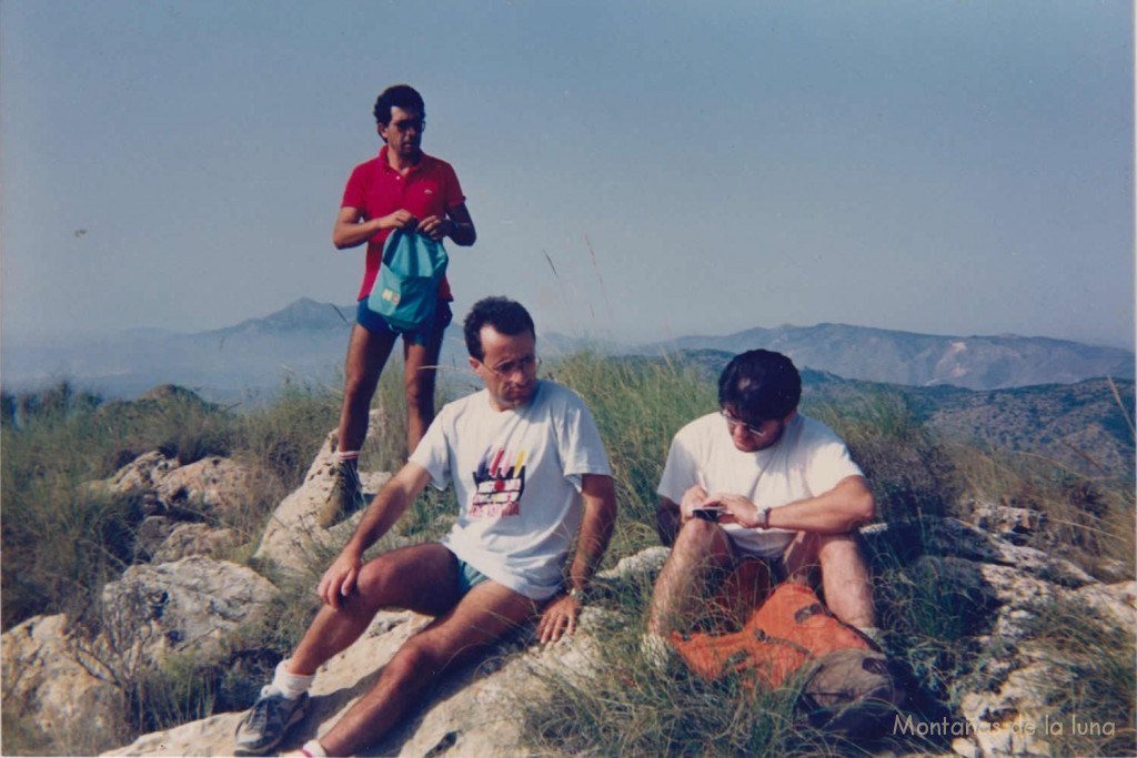 Paco, José María y Miguel Ángel en la cima del Cantón, 909 mts.